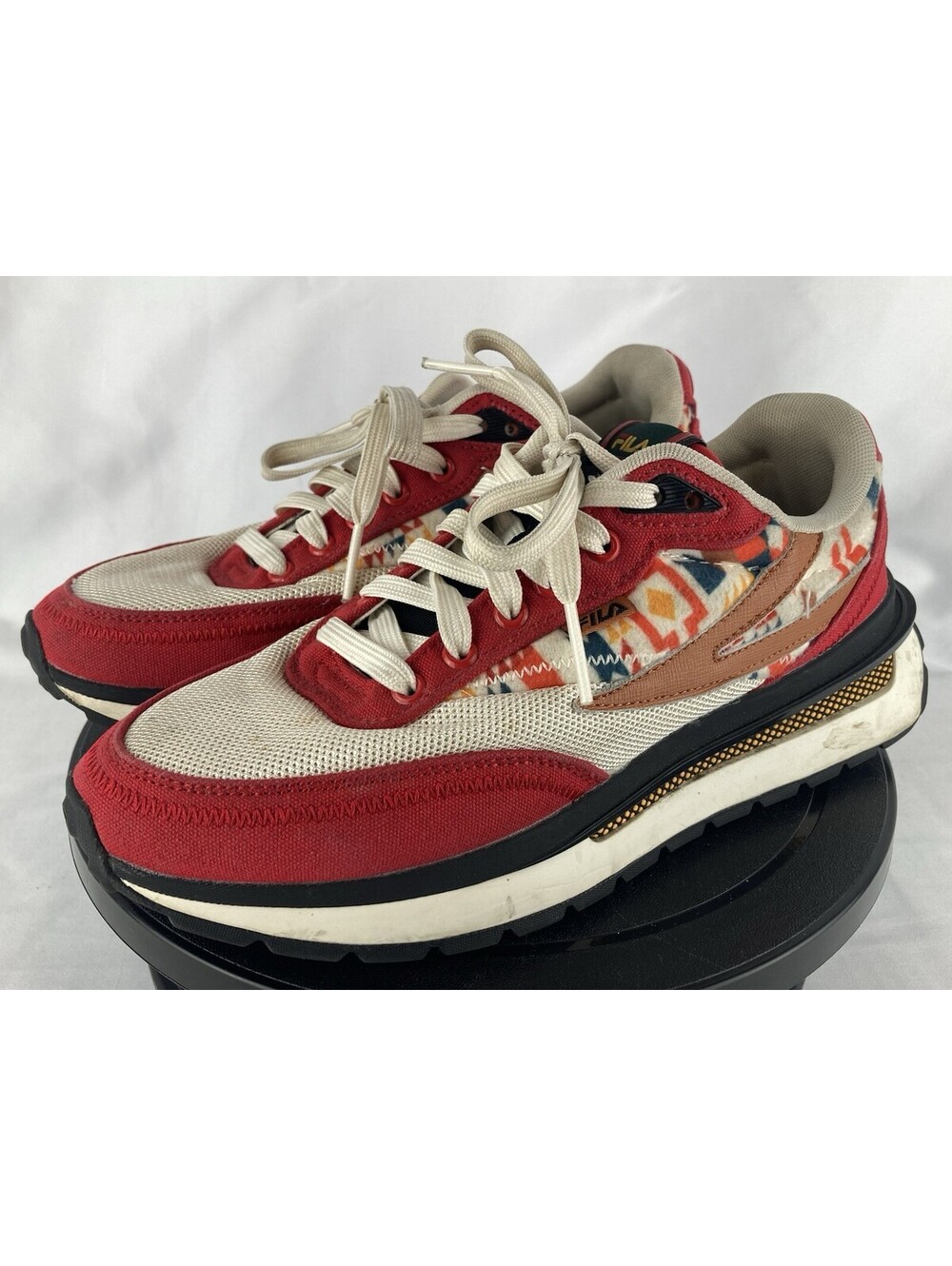 Womenโs 7.5 / Menโs 6 FILA Renno Aztec Southwestern Native Pattern Red Sneakers